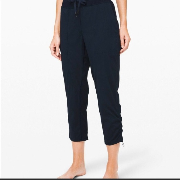 NWOT Lululemon Dance Studio Crops - Picture 2 of 8